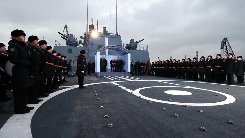 В присутствии президента РФ Владимира Путина торжественно подняли флаги на новых военных кораблях